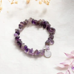 Personalised Amethyst Bracelet – Crystal Chips With Engraved Name Charm(Personalised Amethyst Crystal Chip Bracelet)