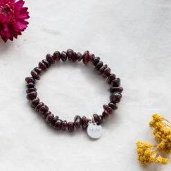 Personalised Garnet Bracelet – Crystal Chips With Engraved Name Charm(Garnet Crystal Chip Bracelet)